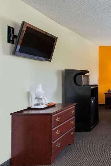 Hotel Super 8 by Wyndham Greensboro/Coliseum/Conv. photo 3