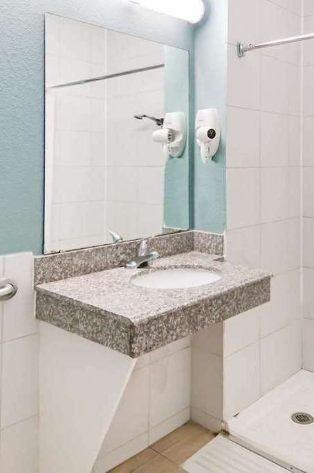 Hotel Super 8 by Wyndham Brenham TX photo 5