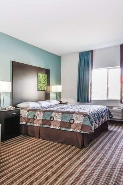 Hotel Super 8 by Wyndham Brenham TX photo 1