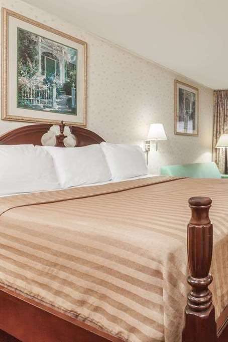 Hotel Travelodge by Wyndham Seymour photo 4
