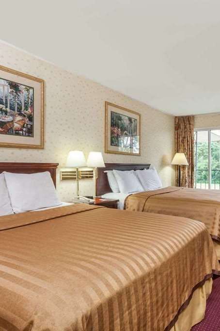 Hotel Travelodge by Wyndham Seymour photo 3