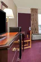 Hotel Travelodge by Wyndham Seymour photo 2