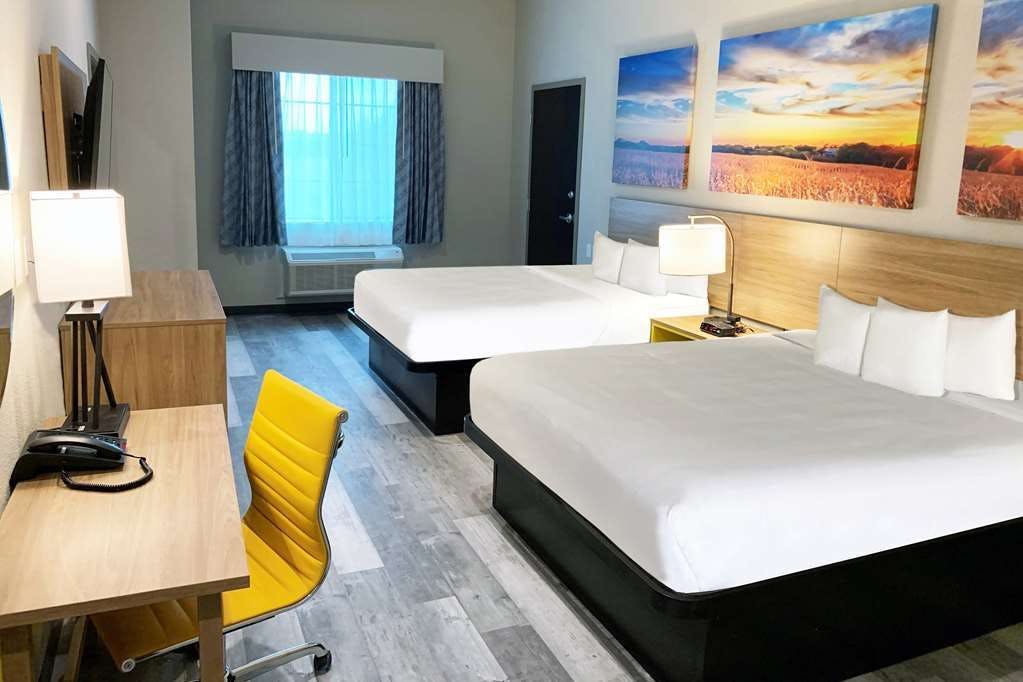 Hotel Days Inn & Suites by Wyndham Greater Tomball photo 3