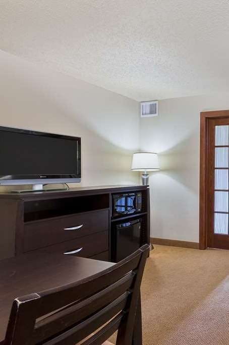 Hotel AmericInn by Wyndham Monmouth photo 4