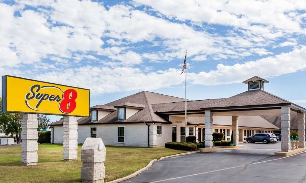 Super 8 by Wyndham Cleburne