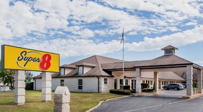 Super 8 by Wyndham Cleburne