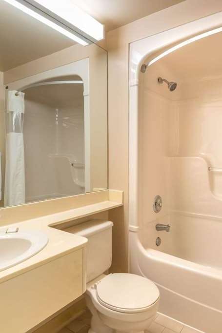 Hotel Howard Johnson by Wyndham Tillsonburg photo 4