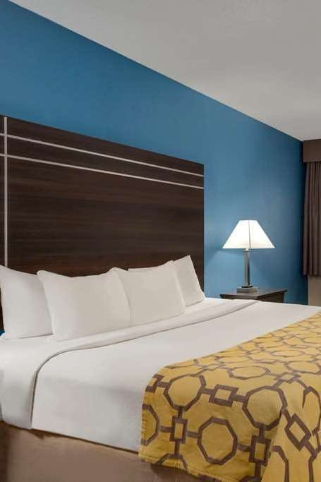 Hotel Baymont by Wyndham Muncie Near Ball State University photo 1