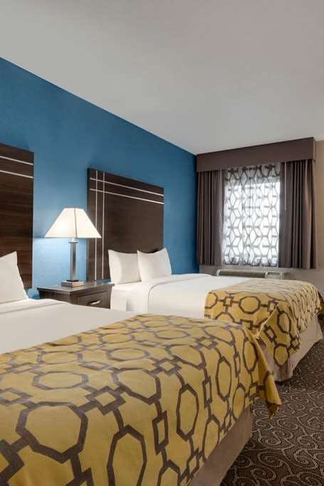 Hotel Baymont by Wyndham Muncie Near Ball State University photo 2