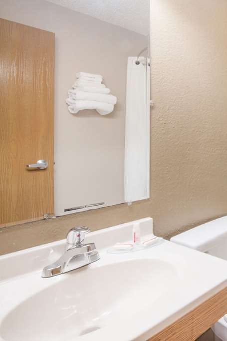 Hotel Super 8 by Wyndham Jamestown photo 5