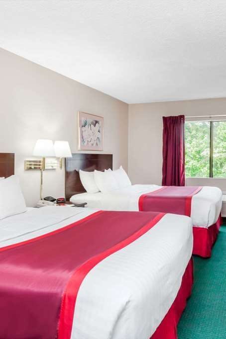 Hotel Ramada by Wyndham Tell City photo 2