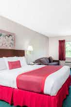 Hotel Ramada by Wyndham Tell City photo 1