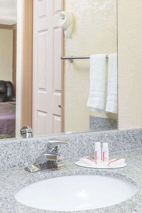 Hotel Super 8 by Wyndham Azusa photo 2