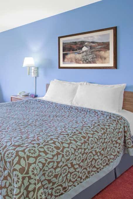 Hotel Days Inn by Wyndham Madison NE/Windsor photo 1