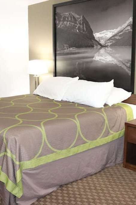 Hotel Super 8 by Wyndham Hinton photo 1