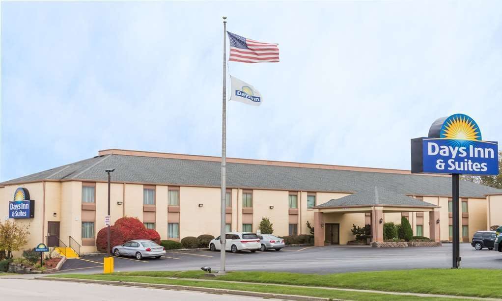 Days Inn & Suites by Wyndham Bloomington/Normal IL