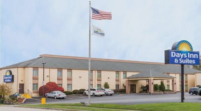 Days Inn & Suites by Wyndham Bloomington/Normal IL