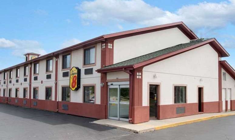 Super 8 by Wyndham Crystal Lake
