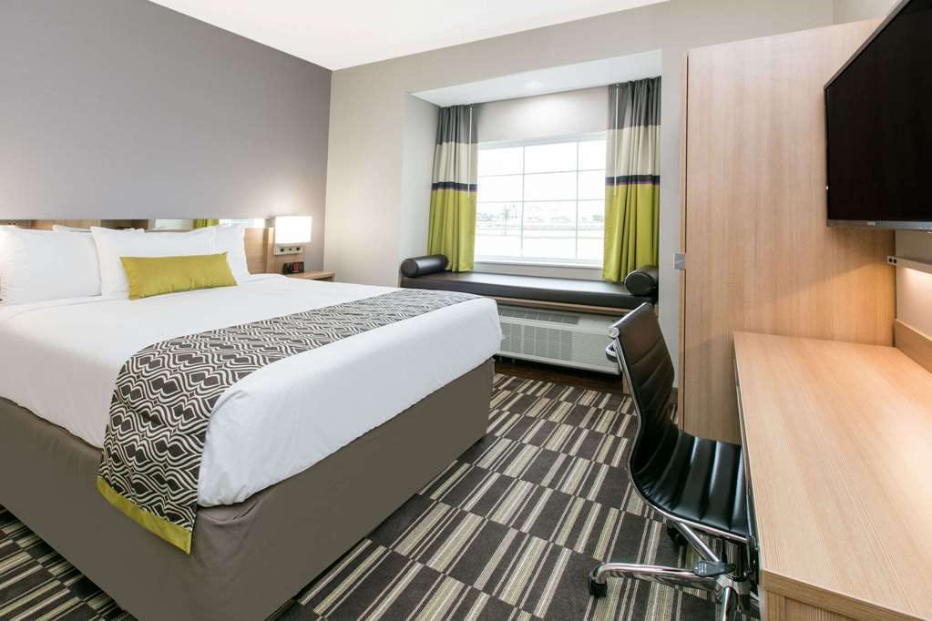 Hotel Microtel Inn & Suites by Wyndham Lubbock photo 3