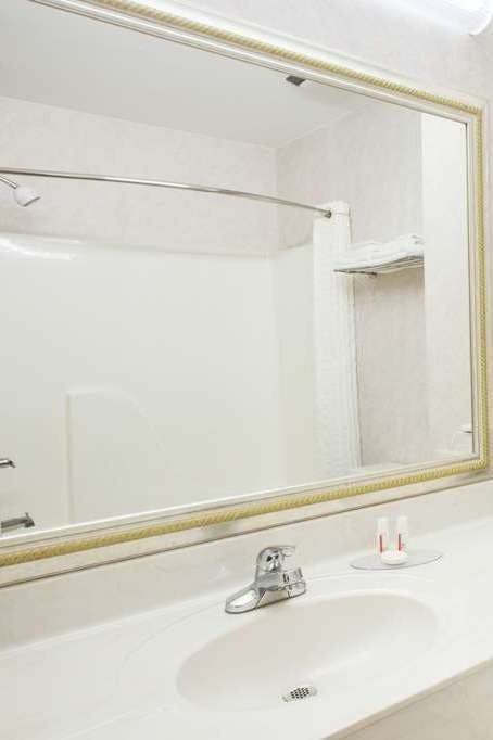 Hotel Super 8 by Wyndham White Hall photo 4