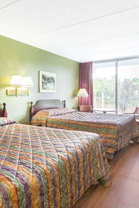 Hotel Super 8 Kingsport I-81 photo 2
