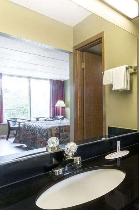 Hotel Super 8 Kingsport I-81 photo 5