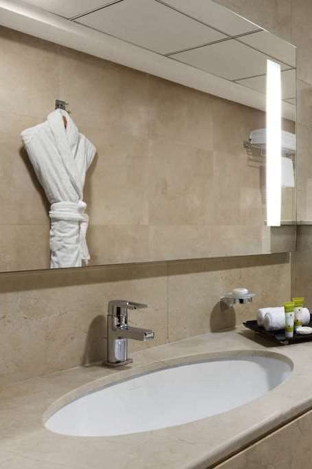 Hotel Ramada Hotel & Suites by Wyndham Ajman photo 4