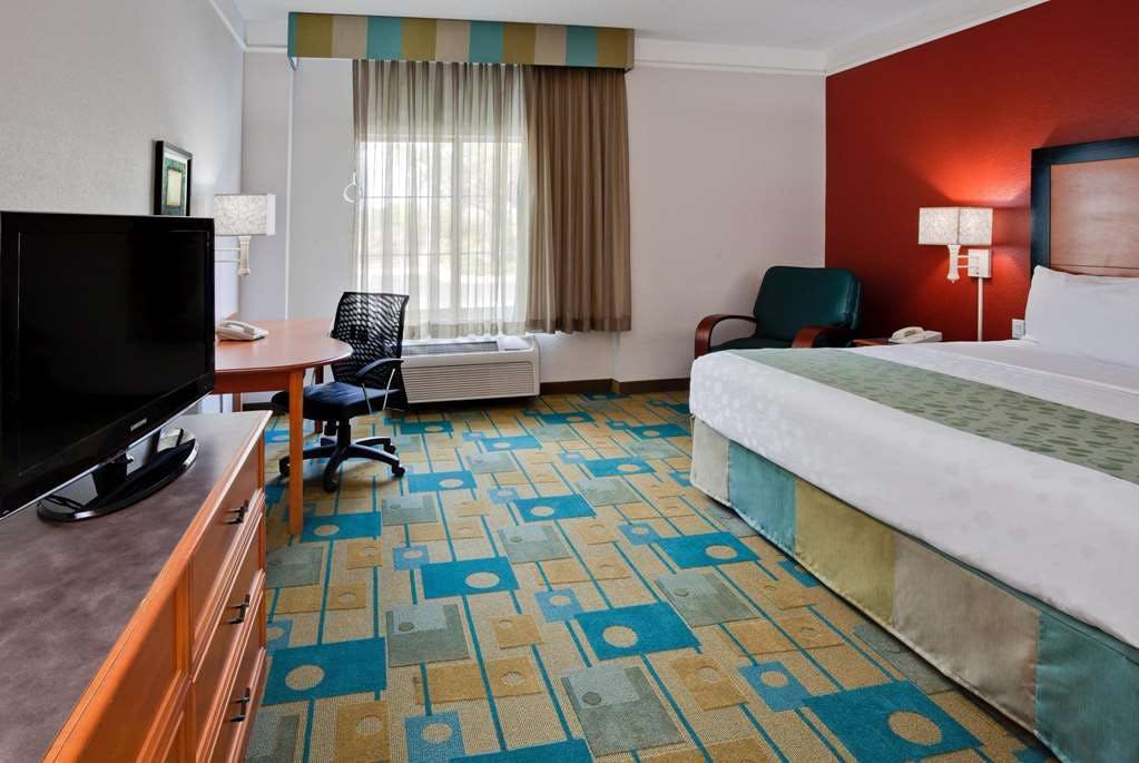 Hotel La Quinta Inn & Suites by Wyndham USF (Near Busch Gardens) photo 4
