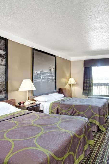 Hotel Super 8 by Wyndham Knoxville East photo 2