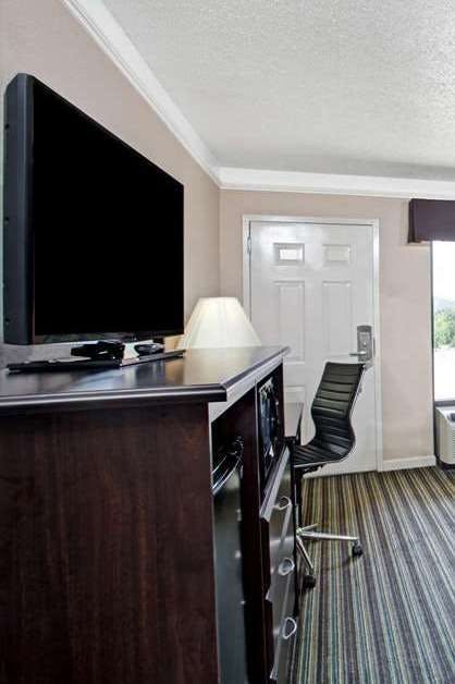 Hotel Super 8 by Wyndham Knoxville East photo 3