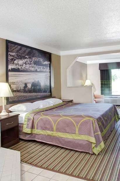 Hotel Super 8 by Wyndham Knoxville East photo 1