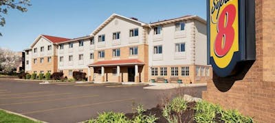Super 8 Akron Green Uniontown