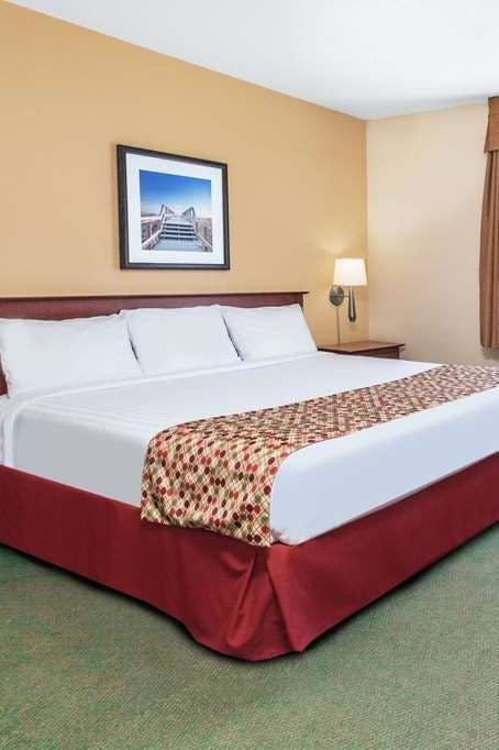 Hotel Super 8 by Wyndham Campbellton NB photo 1