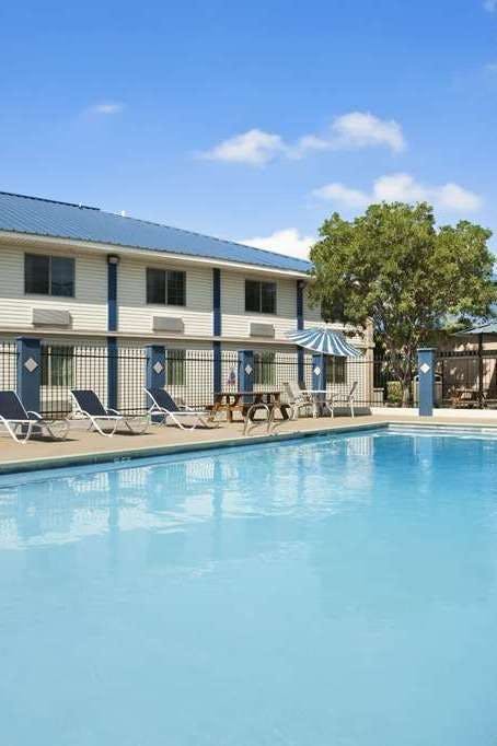 Days Inn & Suites by Wyndham Laredo