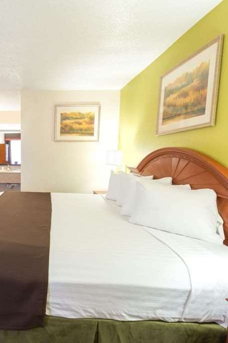 Hotel Baymont I S Louisville East photo 2