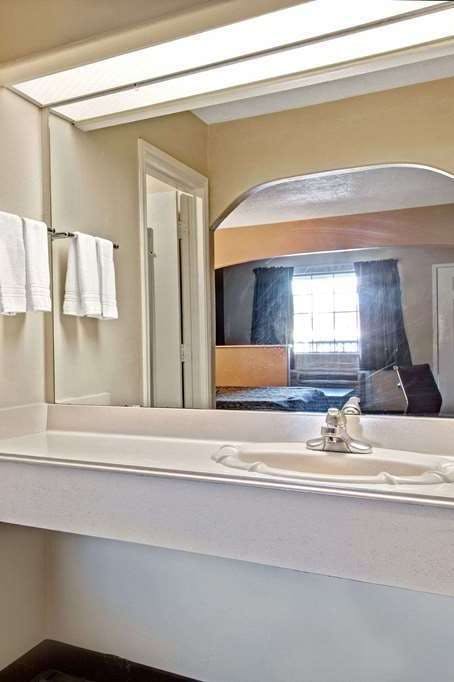 Hotel Days Inn & Suites by Wyndham Houston North/Spring photo 4