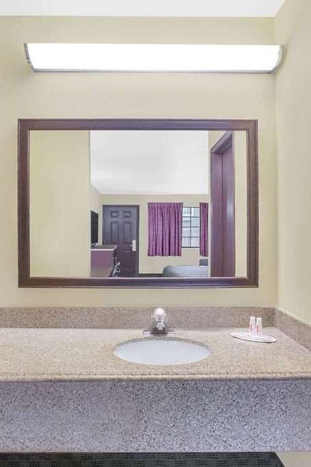 Hotel Days Inn by Wyndham Fayetteville photo 4