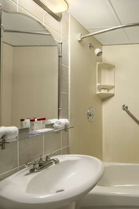 Hotel Ramada Jordan Stn BeacnHrbside photo 5