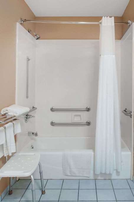 Hotel Super 8 by Wyndham Bastrop TX photo 5