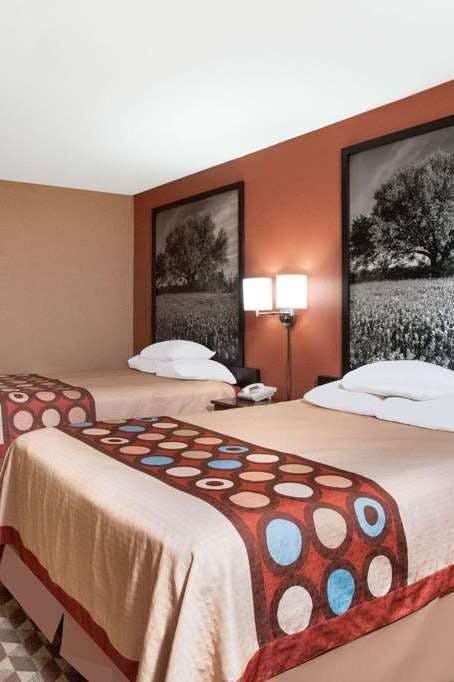 Hotel Super 8 by Wyndham Bastrop TX photo 2