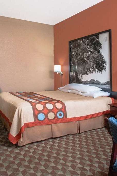 Hotel Super 8 by Wyndham Bastrop TX photo 1