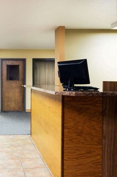 Hotel Super 8 by Wyndham Hot Springs photo 3