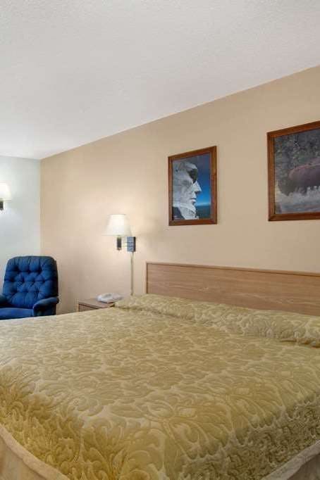 Hotel Super 8 by Wyndham Hot Springs photo 1