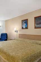 Hotel Super 8 by Wyndham Hot Springs photo 1