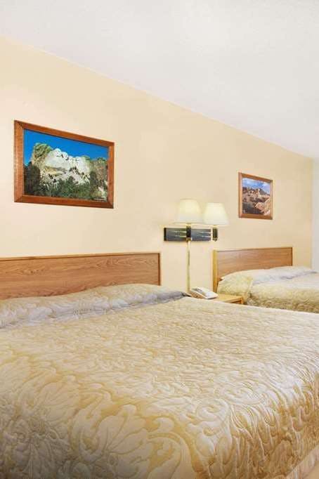 Hotel Super 8 by Wyndham Hot Springs photo 2