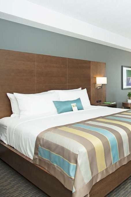 Hotel Wingate by Wyndham Calgary Airport photo 1
