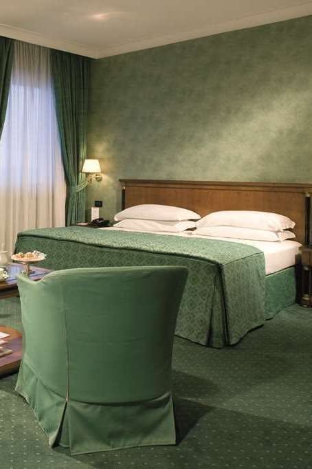 Hotel Ramada by Wyndham Naples photo 2