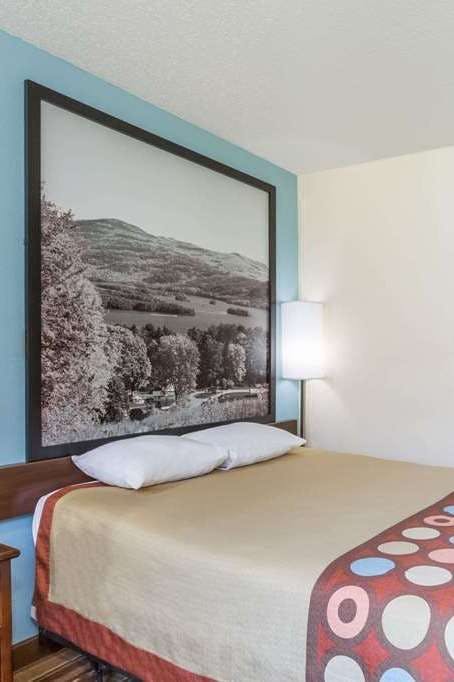 Hotel Super 8 by Wyndham Danville VA photo 1