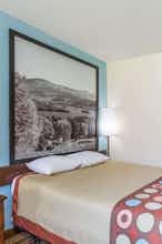 Hotel Super 8 by Wyndham Danville VA photo 1