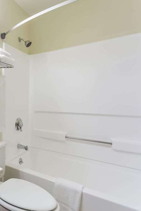 Hotel Super 8 by Wyndham Danville VA photo 3